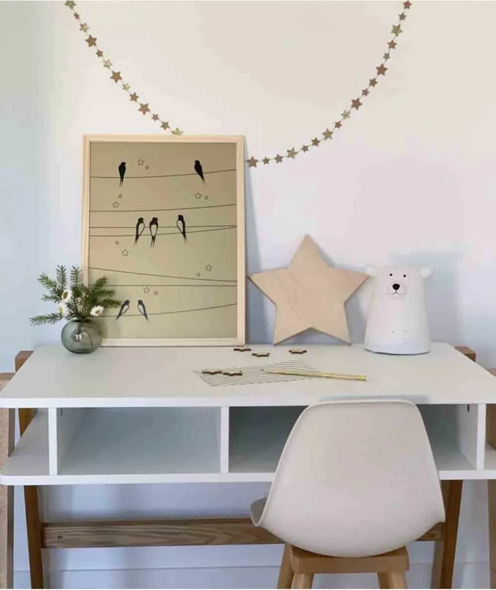 Les petites hirondelles : Affiche papier 'Hirondelles sur le fil fond blanc' - 100% Ecoresponsable - Mer(e)veilleuse